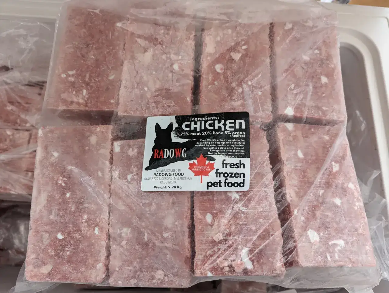 Bloques congelados de comida para perros, ideal para una dieta barf perros casera. Contiene pollo, hueso y &oacute;rganos.