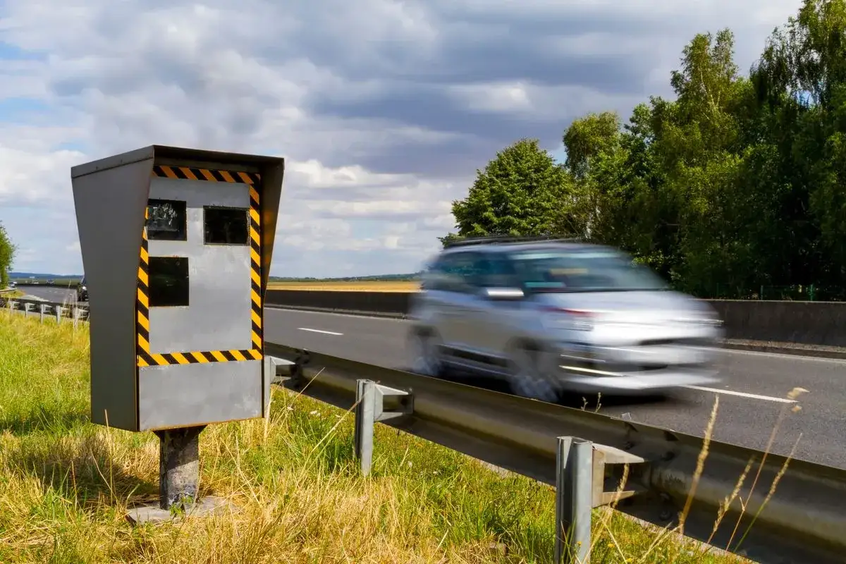Radar fixe sur le bord de la route. Une voiture passe à toute vitesse. Combien de temps pour recevoir une amende ?