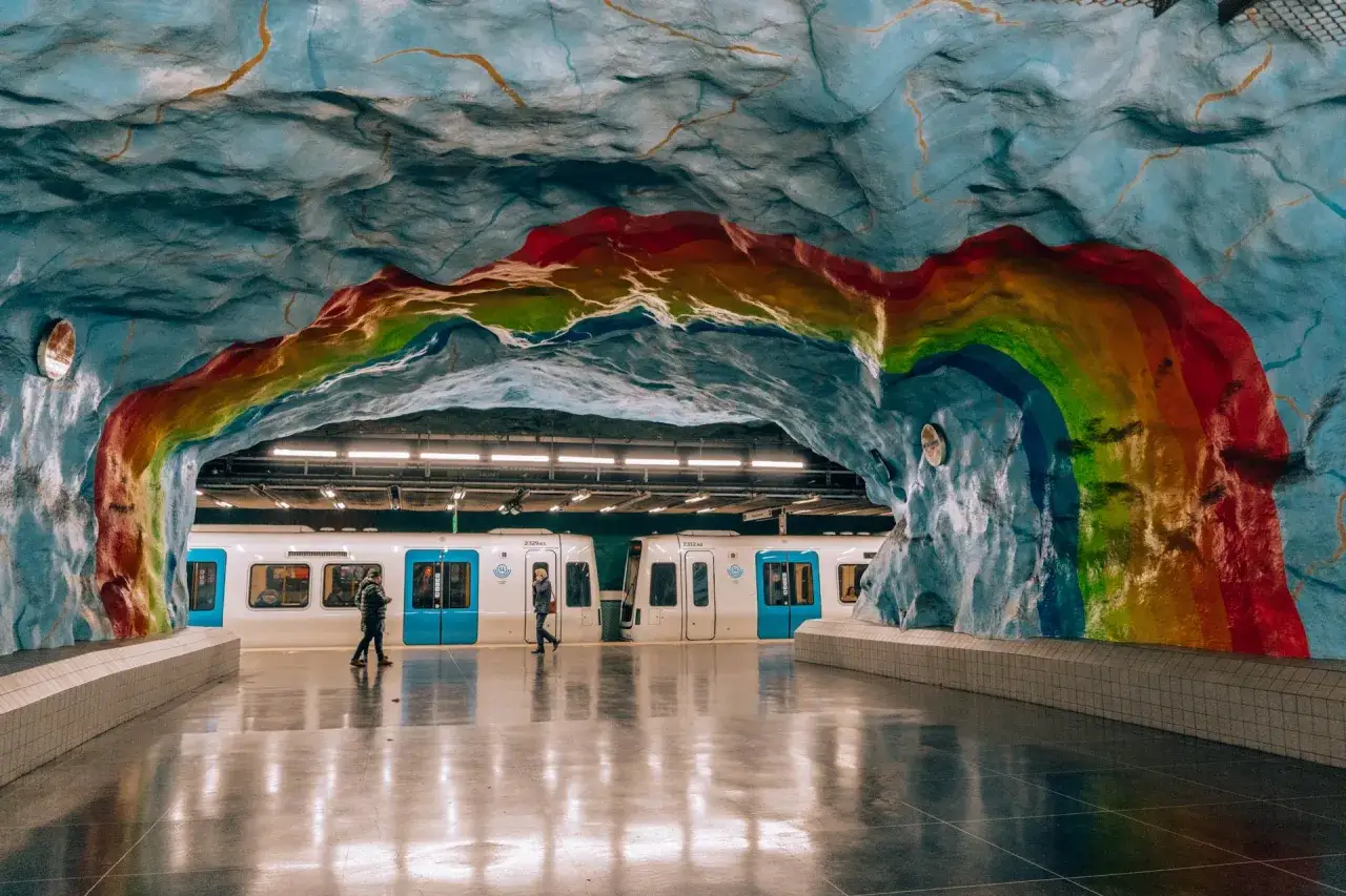 Kolorowy łuk tęczy nad peronem metra w Sztokholmie. To jedno z miejsc, kt&oacute;re warto zobaczyć w Sztokholmie, by poczuć magię miasta.