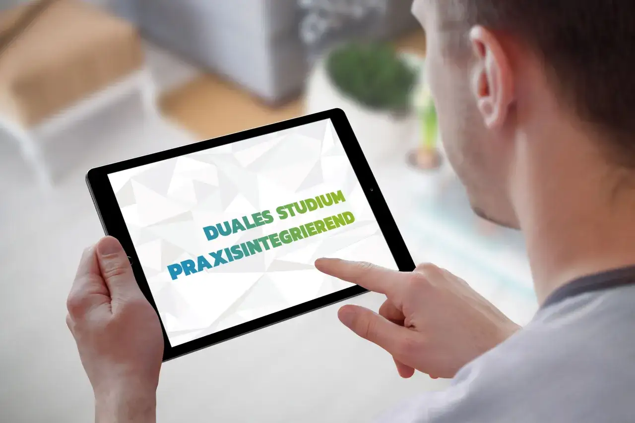 Mann nutzt Tablet f&uuml;r sein duales Studium online. Der Bildschirm zeigt 