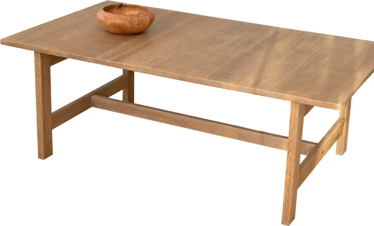 Ett stilrent s&aring;pa ekbord med en vacker tr&auml;sk&aring;l p&aring;.