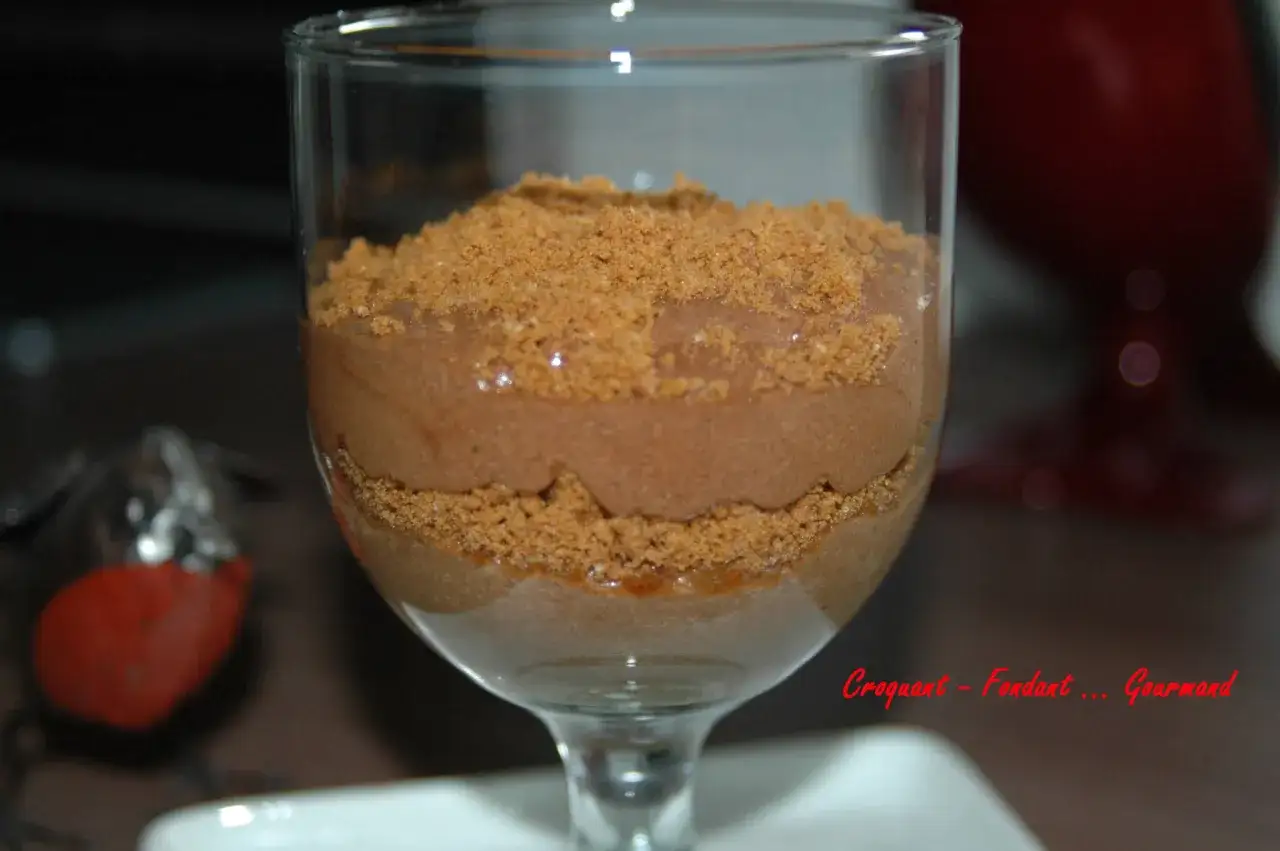 Mousse au chocolat speculoos, un délice croquant et fondant dans un verre.