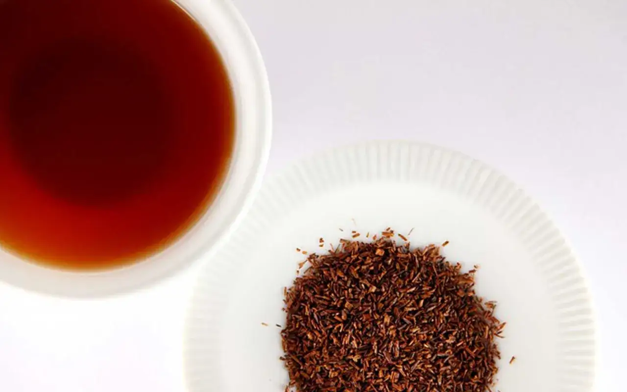 Kubek z naparem i garść suszu &ndash; idealny zestaw na herbatę rooibos na odchudzanie.