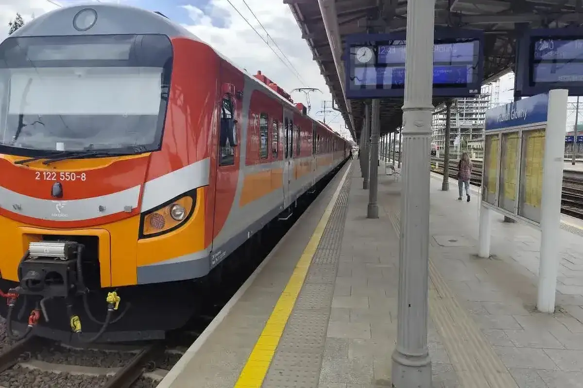 Pociąg Kolei Mazowieckich na stacji, gotowy do podróży z Elbląga do Wrocławia.