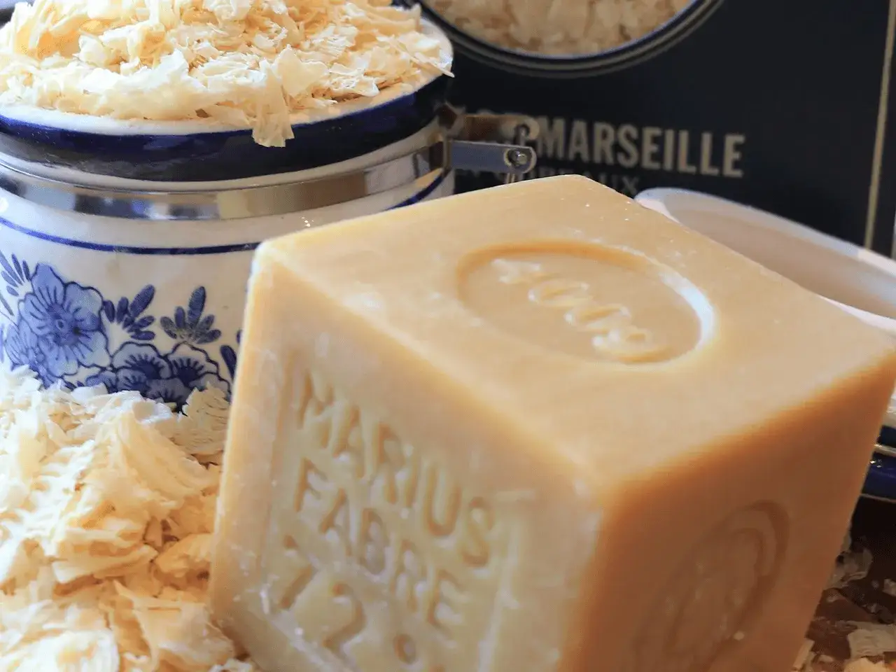 Een blok Marseille zeep, klaar om zelf wasmiddel te maken met dille en kamille.