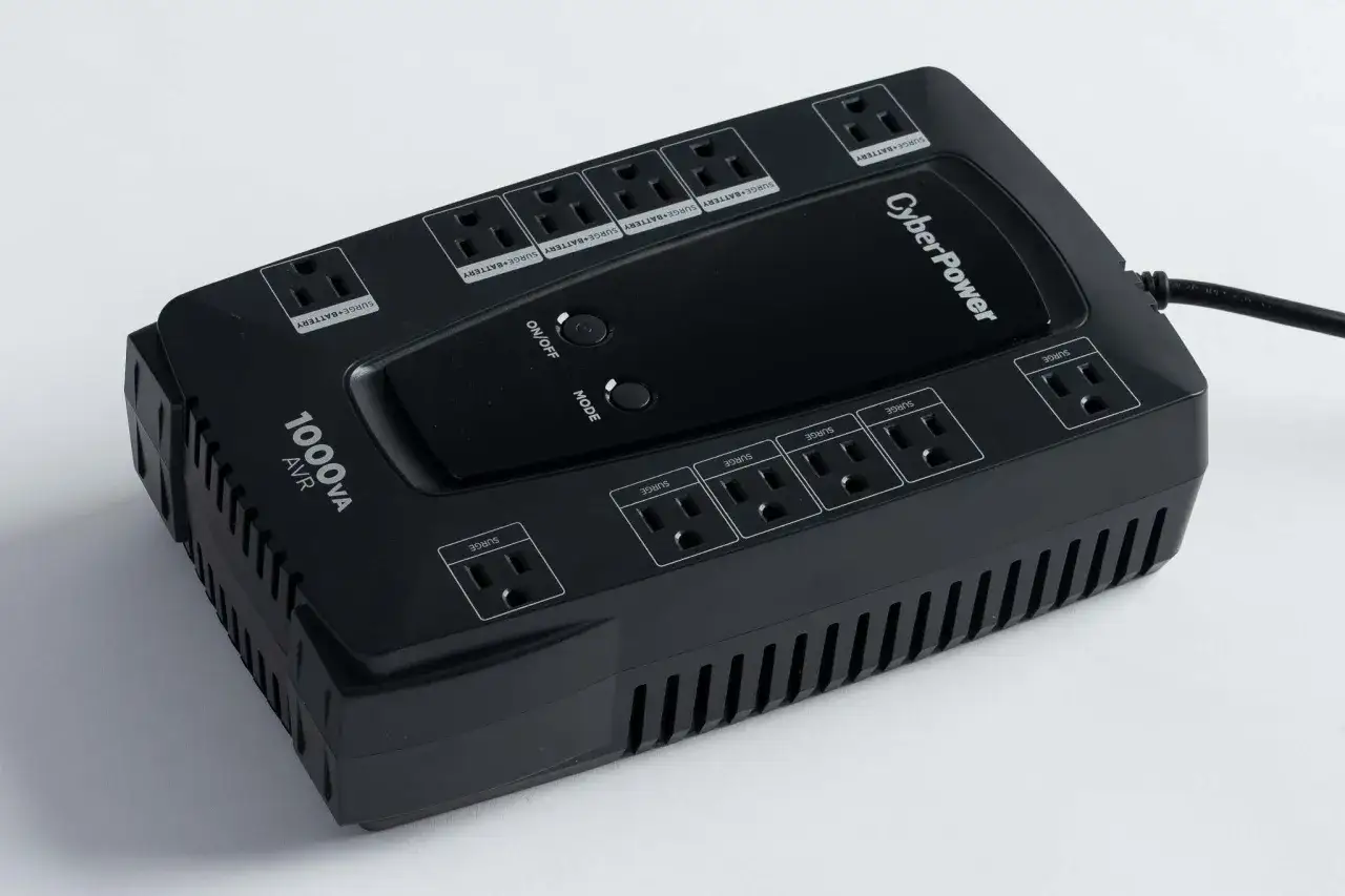 Svart UPS med flera uttag f&ouml;r att skydda din ups dator.