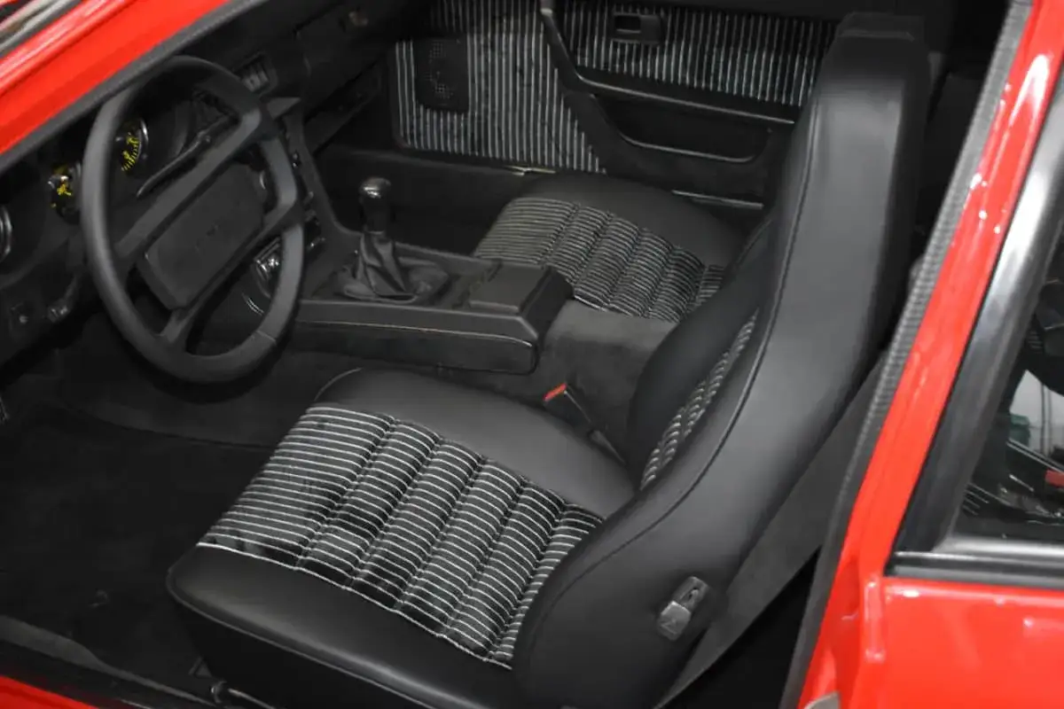 Das porsche 944 interior mit seinen gestreiften Sitzfl&auml;chen und dem schwarzen Leder l&auml;dt zu einer Spritztour ein.