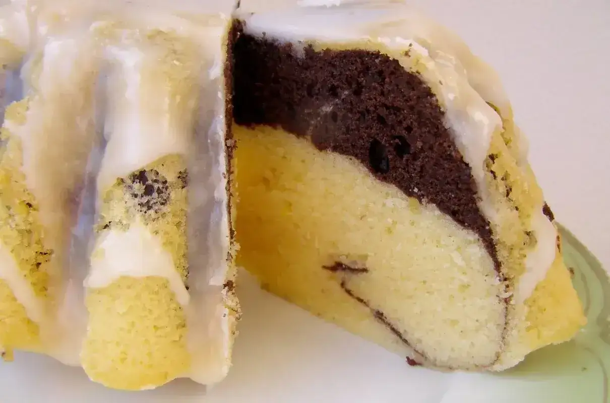 Wilgotna babka marmurkowa, idealna na deser. Ten przepis na babkę gotowaną jest prosty i pyszny.
