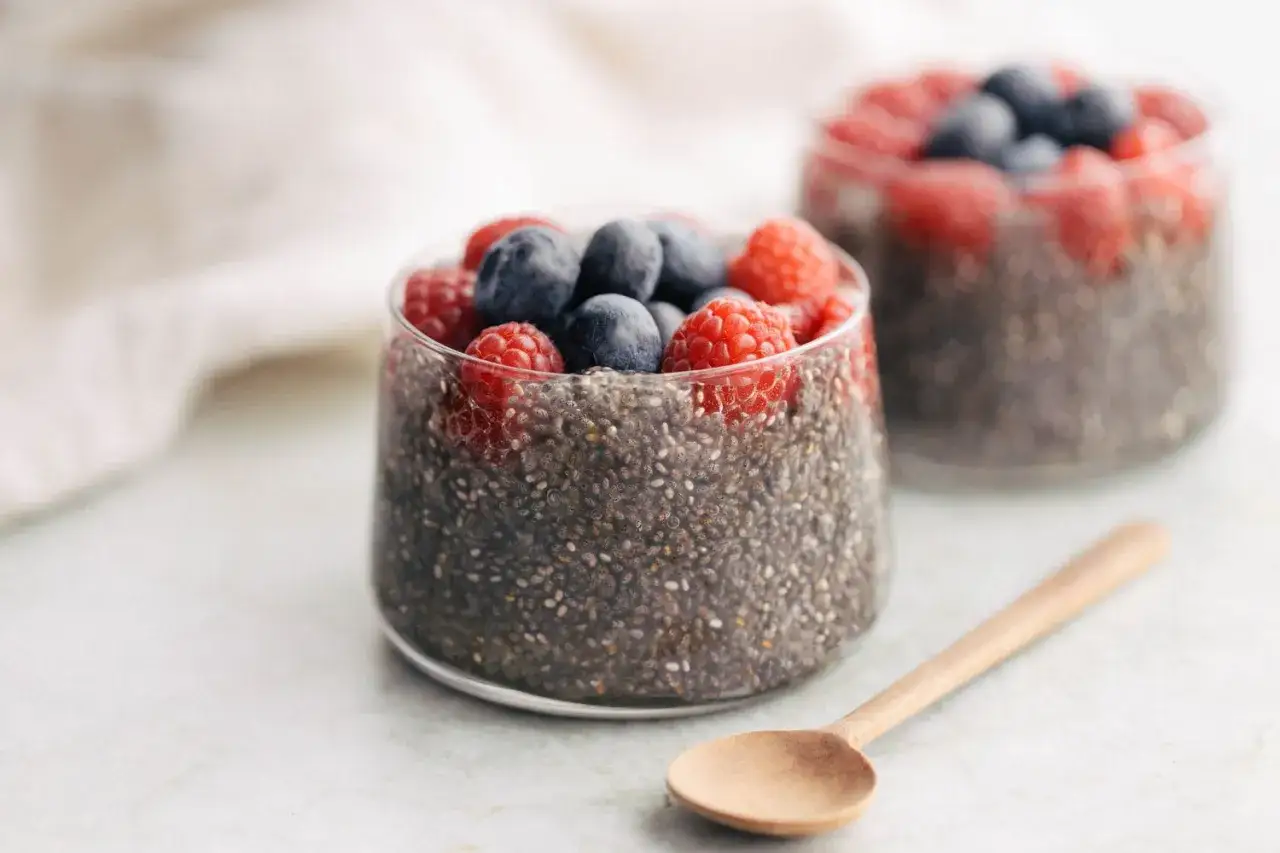 Pudding chia z malinami i borówkami. Idealny na zdrowe śniadanie lub deser. Nasiona chia na co? Na energię i dobre samopoczucie!