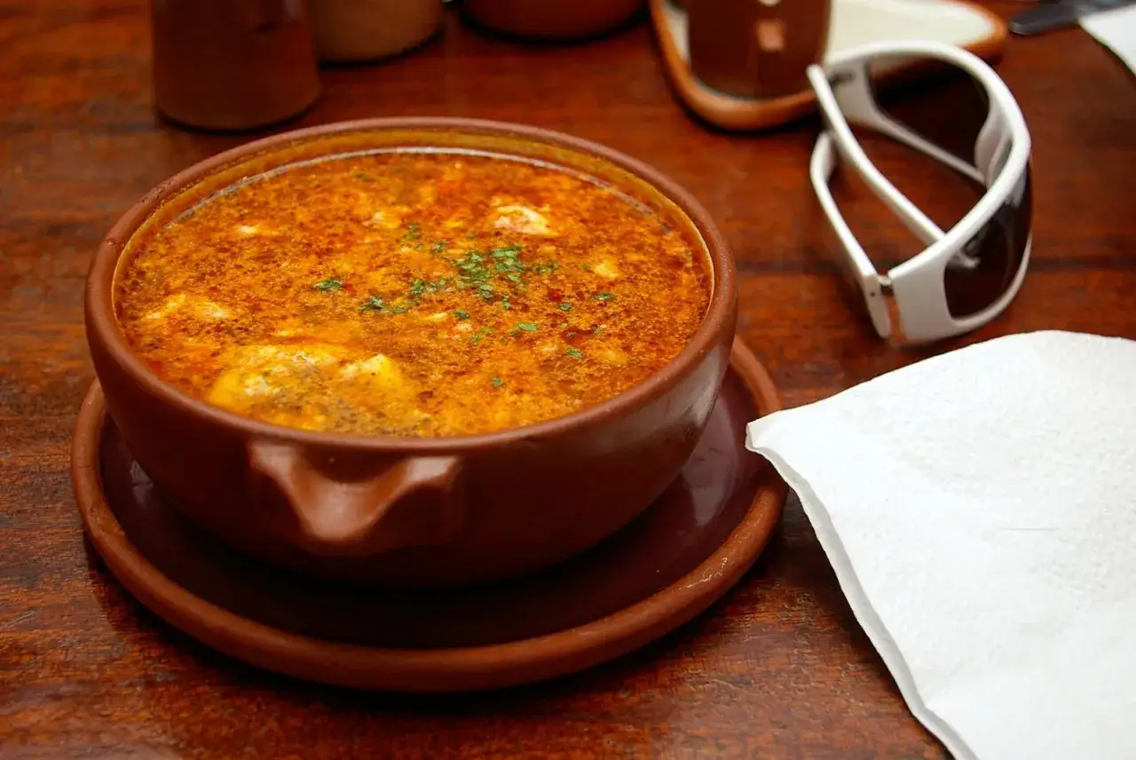 Un cuenco de barro con una sopa espesa y arom&aacute;tica, perfecta para la comida de Semana Santa.