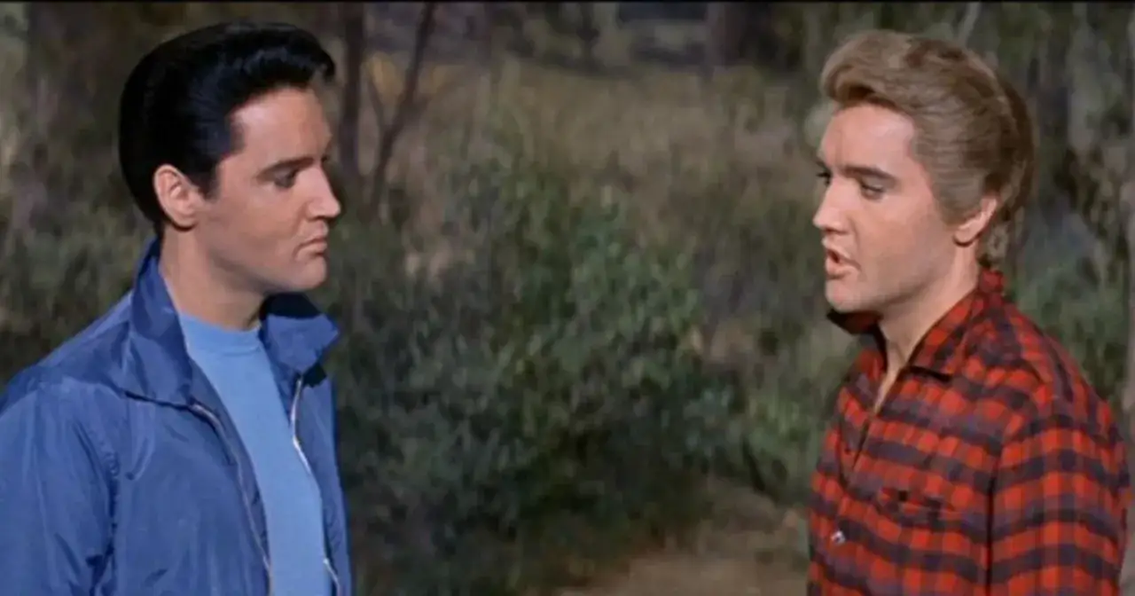 Elvis Presley im Gespr&auml;ch mit seinem fiktiven Elvis Presley Zwillingsbruder, der ein kariertes Hemd tr&auml;gt.