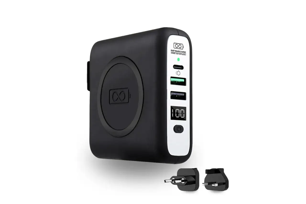 Czarny powerbank z ładowaniem indukcyjnym i wyświetlaczem 100%. W zestawie adaptery do gniazdek. Idealny do podróży, czołówka w powerbank ranking.
