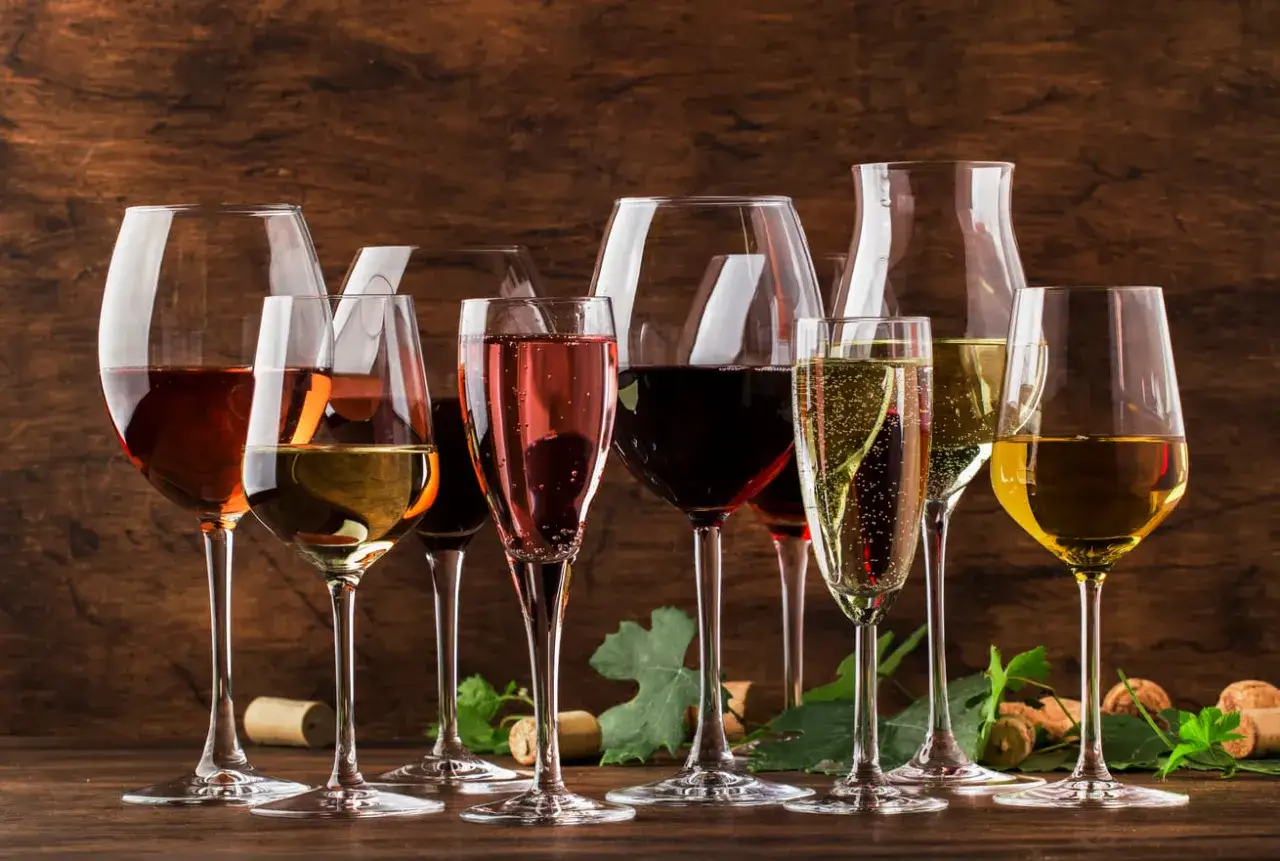 Verschiedene Weingl&auml;ser mit Rot-, Wei&szlig;- und Ros&eacute;wein. Ein Glas Wein hat unterschiedlich viele Kalorien.