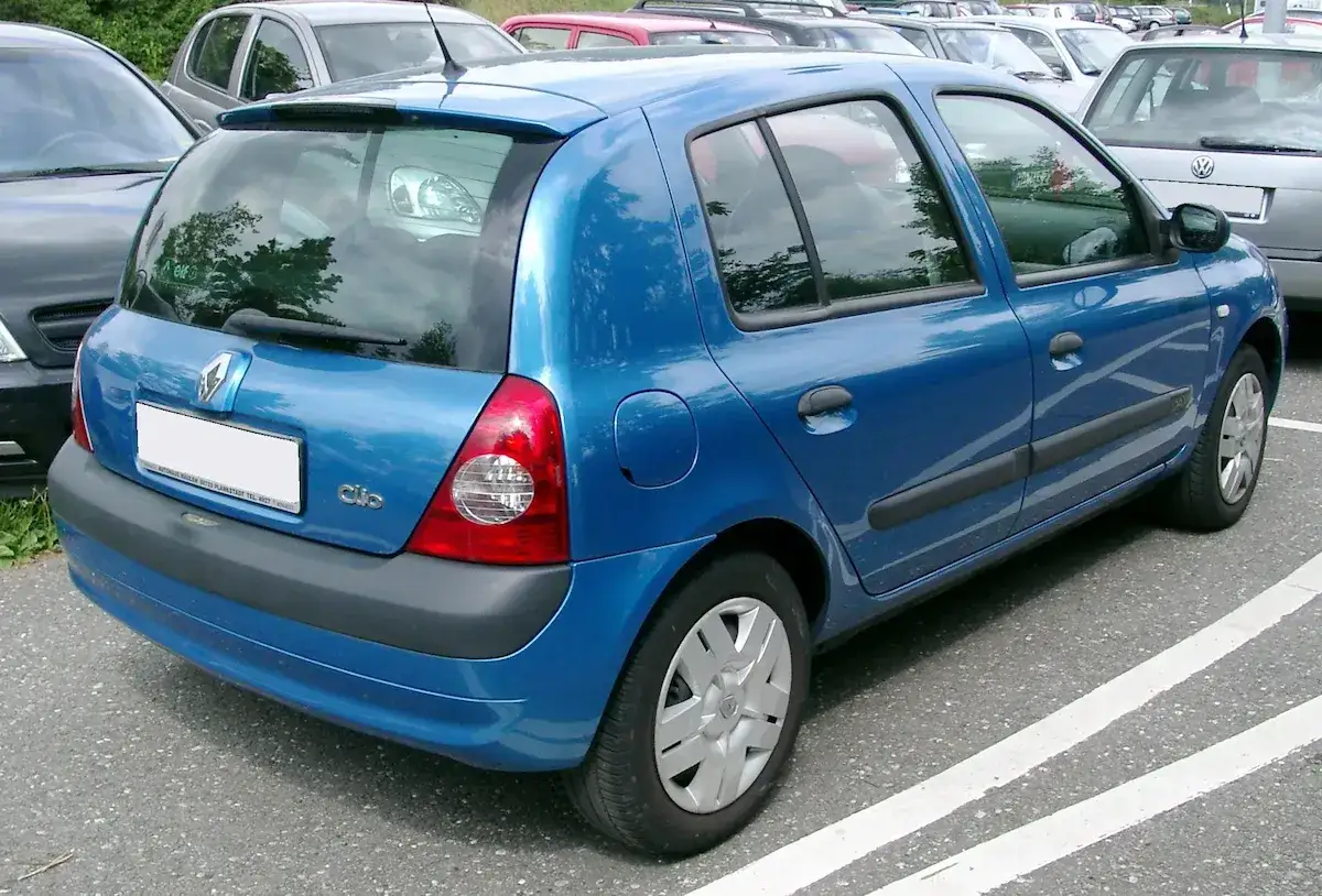 Un Renault Clio azul, un vehículo de ocasión, aparcado en un parking.