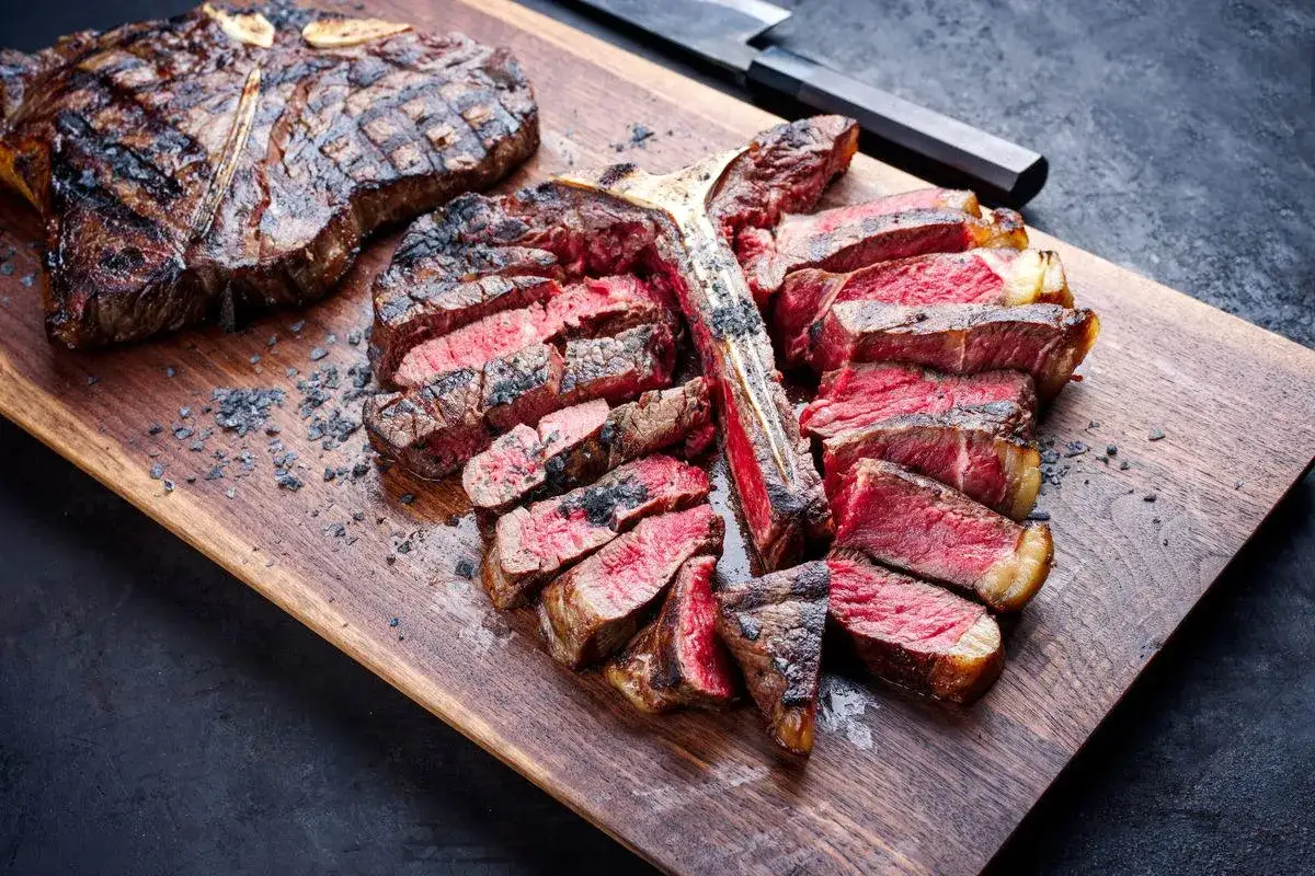 Una succulenta fiorentina affettata, perfetta per il giusto tempo cottura. Carne rossa, succosa e grigliata a puntino.