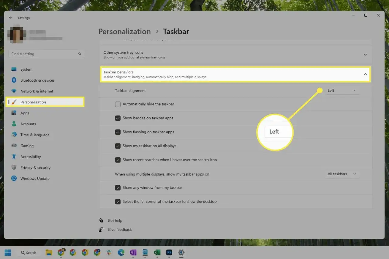 Windows 11 Einstellungen: Personalisierung > Taskleiste. Hier wird die Ausrichtung der Taskleiste auf 