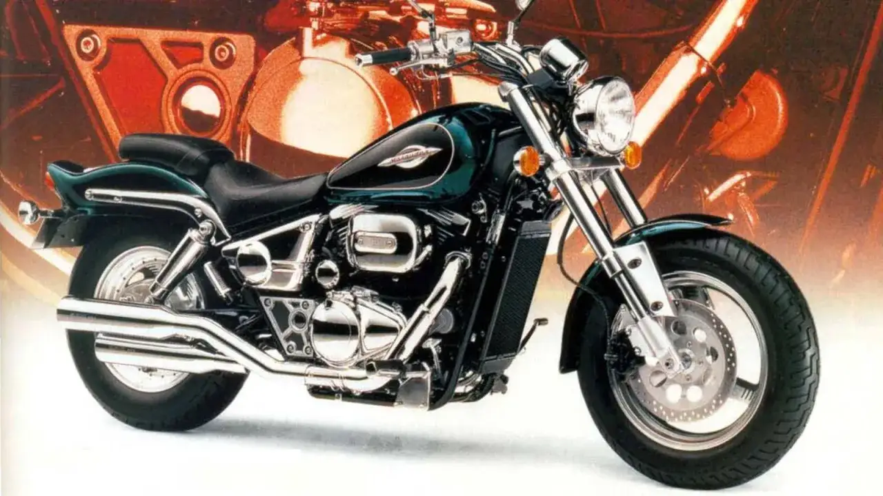 Mroczny, lśniący motocykl typu cruiser, niczym marauder, gotowy do drogi.