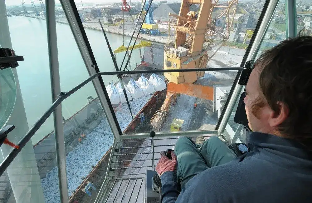 Operator dźwigu wieżowego na budowie
