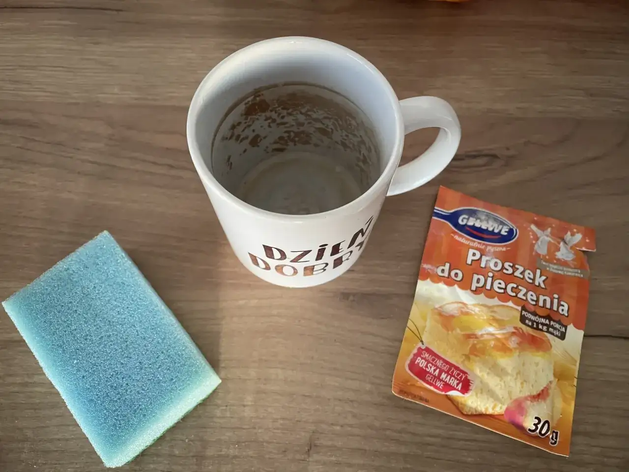 Jak usunąć stare plamy z kawy i herbaty z jasnego blatu laminowanego? Gąbka i proszek do pieczenia to domowe sposoby.
