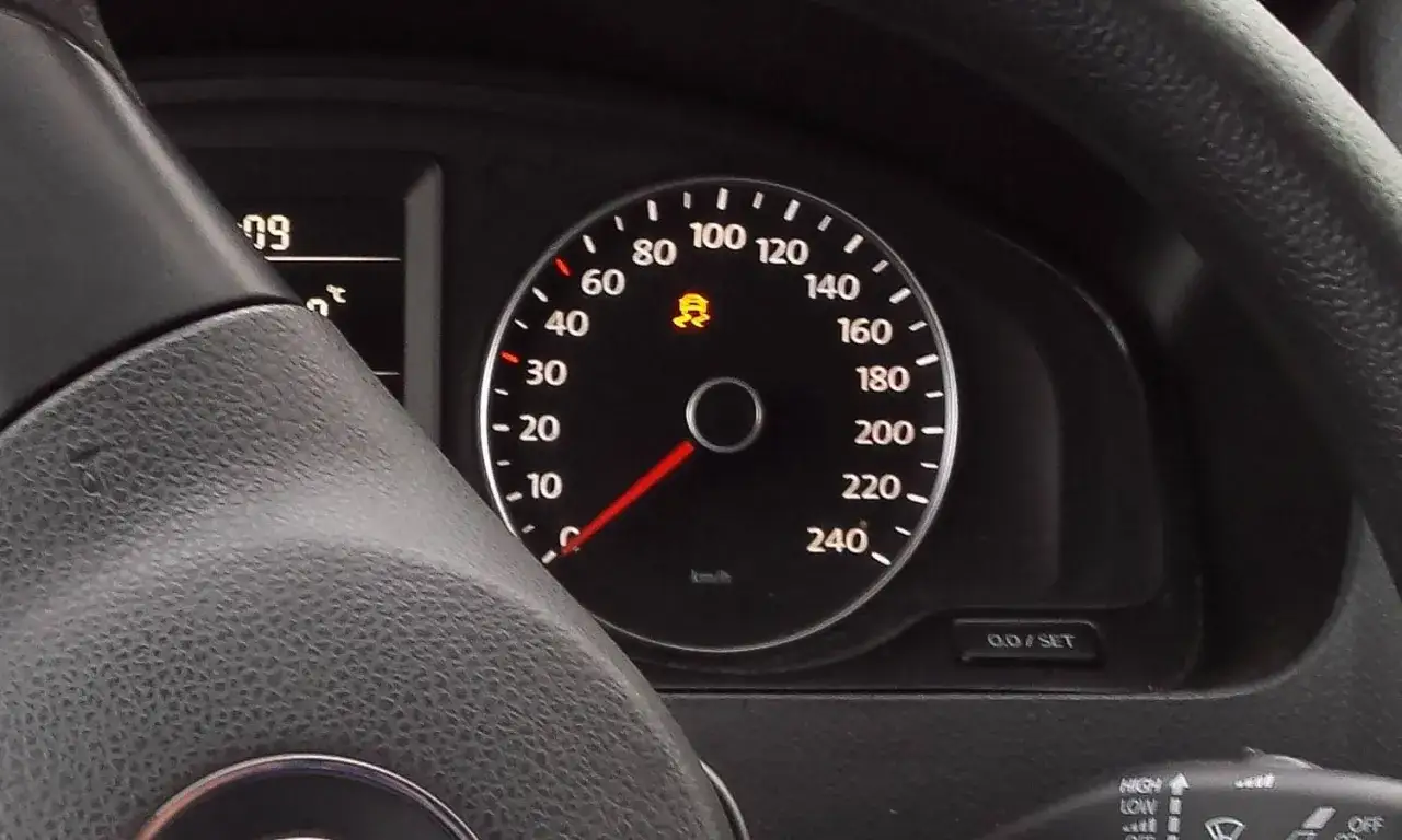 Testigo de control de tracci&oacute;n encendido en el tablero de un esp coche.