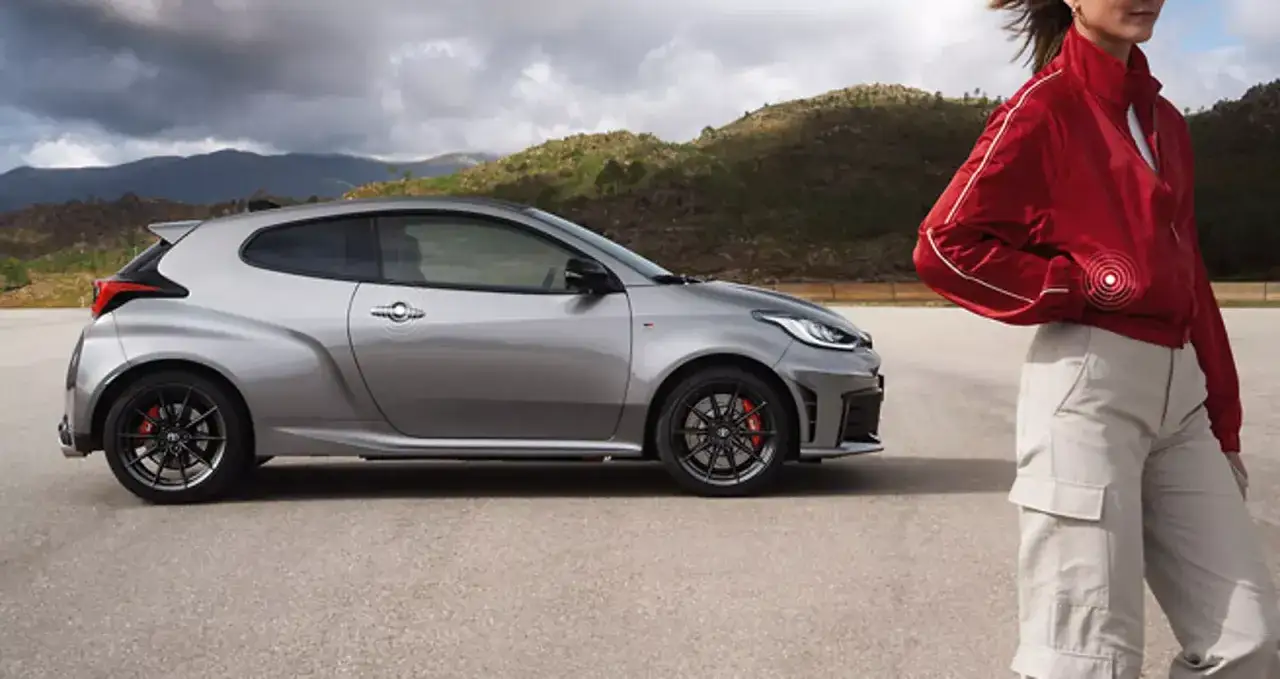 Srebrna Toyota Yaris GR na tle gór. Zastanawiasz się, ile koni ma Toyota Yaris? Ten model to moc!