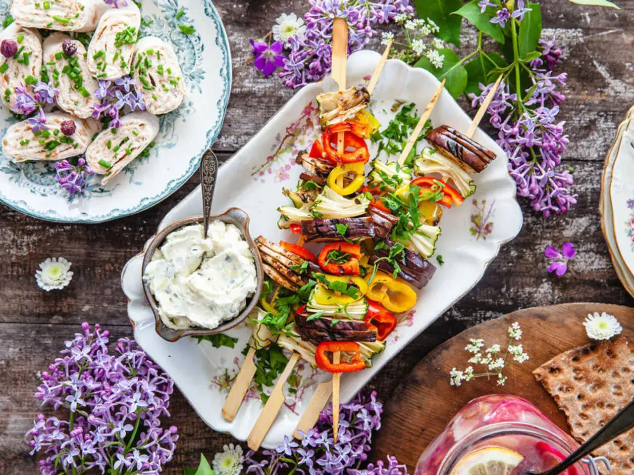 Sommarfest med vegetarisk grill på spett, serverad med krämig dipp och syren. En härlig buffé för alla sinnen.