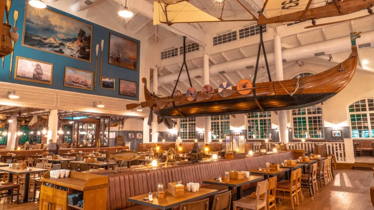Ein Wikingerschiff hängt über den Tischen im Restaurant Bubba Svens. Maritime Malereien zieren die Wände.