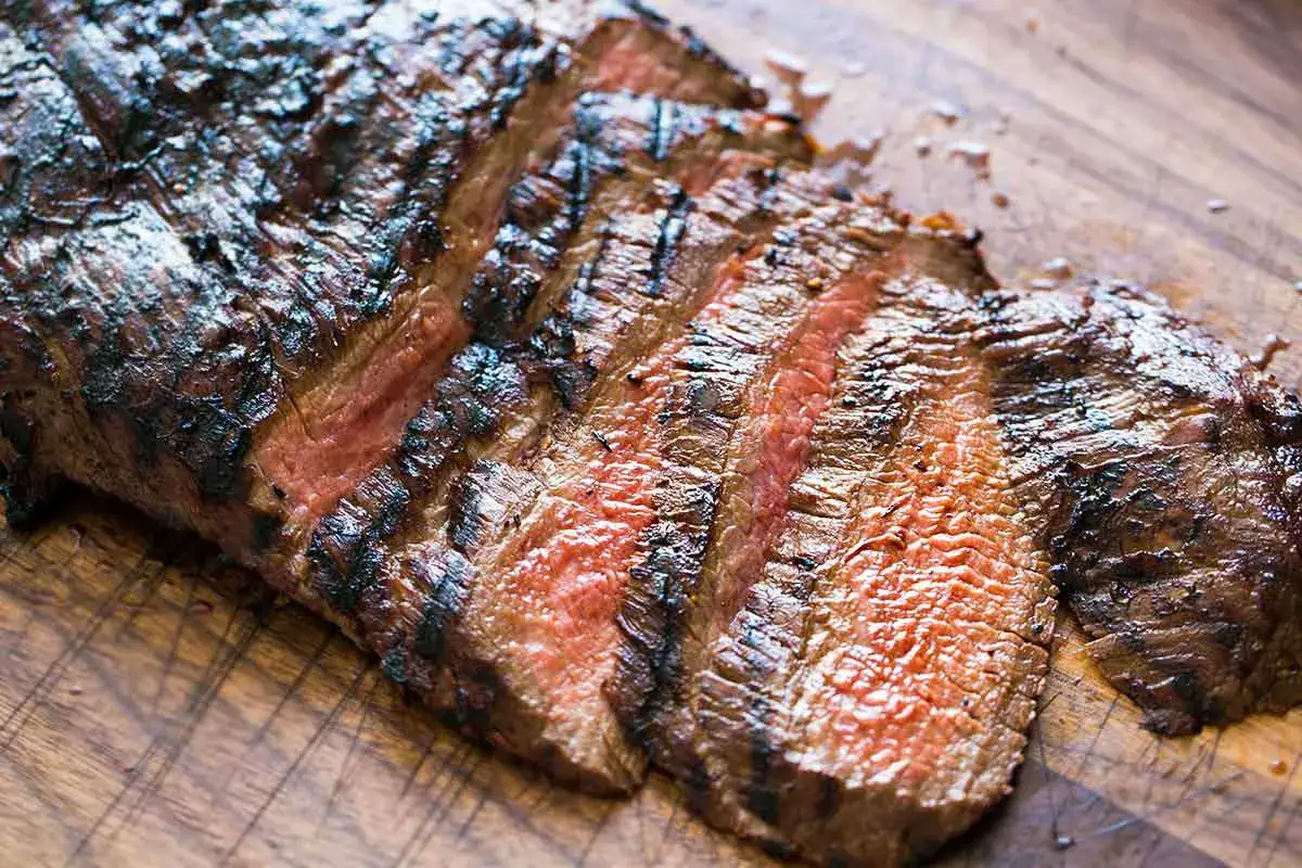 Skivad flankstek med perfekt grillad yta och saftigt rosa inre. En dr&ouml;m f&ouml;r k&ouml;tt&auml;lskaren, med en h&auml;rlig flankstek temp.