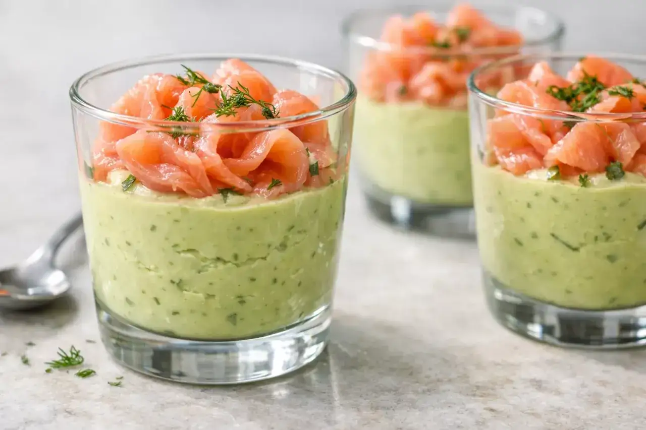 Verrines au saumon fum&eacute; et avocat, une recette fra&icirc;che et l&eacute;g&egrave;re.