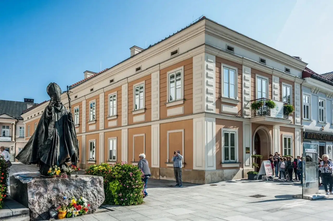Pomnik Jana Pawła II i kamienica przy Rynku w Wadowicach. Wspaniałe wadowickie atrakcje dla turystów.