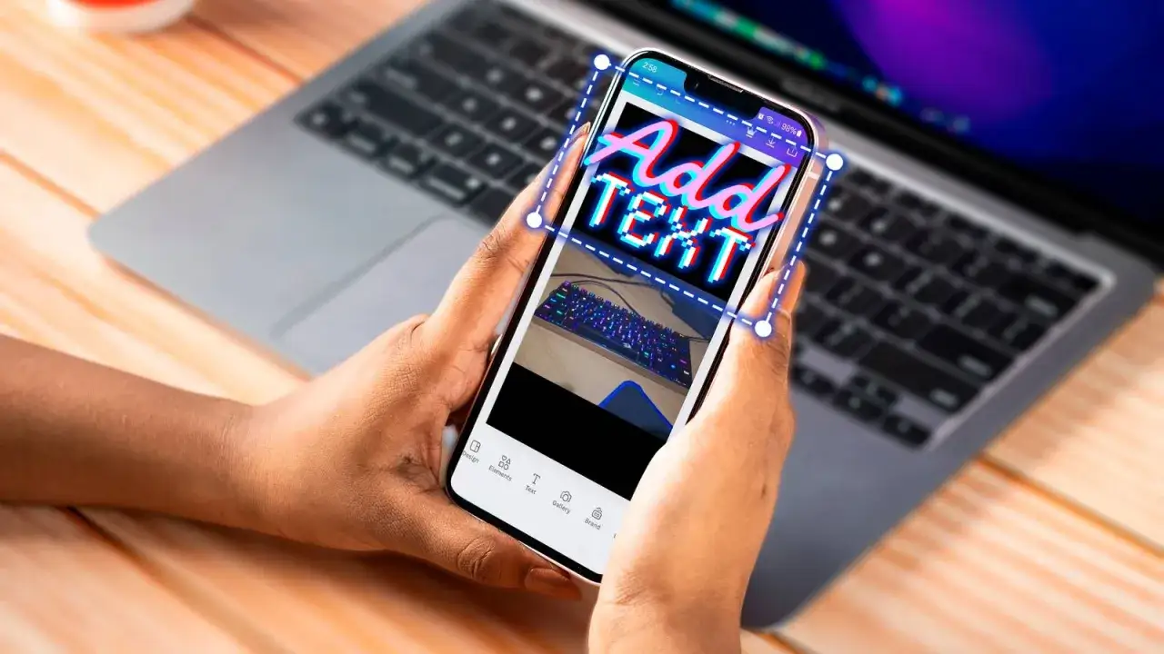 Ręce trzymają telefon, na którym widać edytor z napisem 