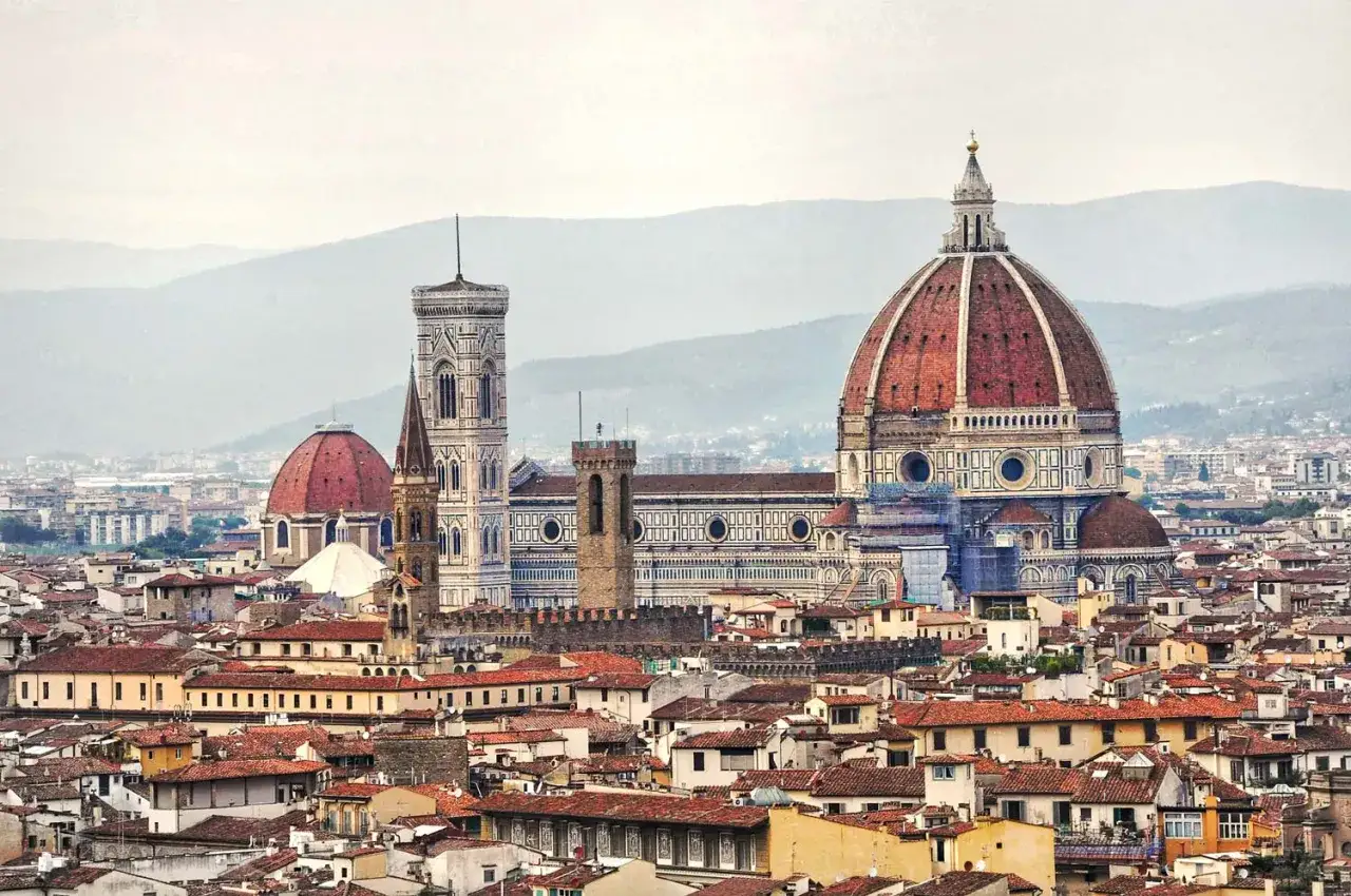 Widok na katedrę Santa Maria del Fiore i dzwonnicę Giotta we Florencji. Miasto po angielsku to Florence.