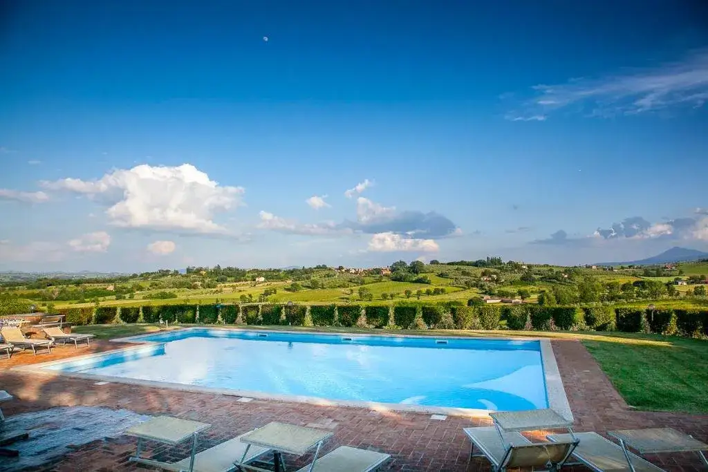 agriturismo Włochy basen krajobraz