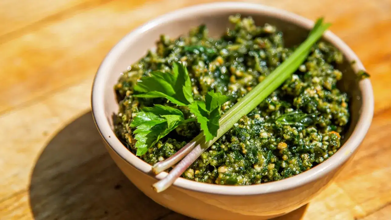 Sch&uuml;ssel mit w&uuml;rzigem Giersch-Pesto, garniert mit frischen Kr&auml;utern. Perfekt f&uuml;r Pasta oder Brot.