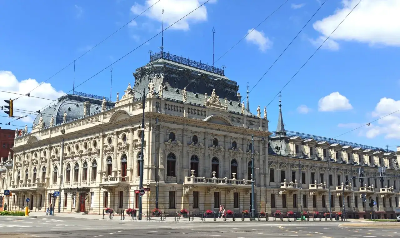 Imponujący pałac poznański zachęca do zwiedzania. Jego bogata fasada i ozdobny dach przyciągają wzrok.