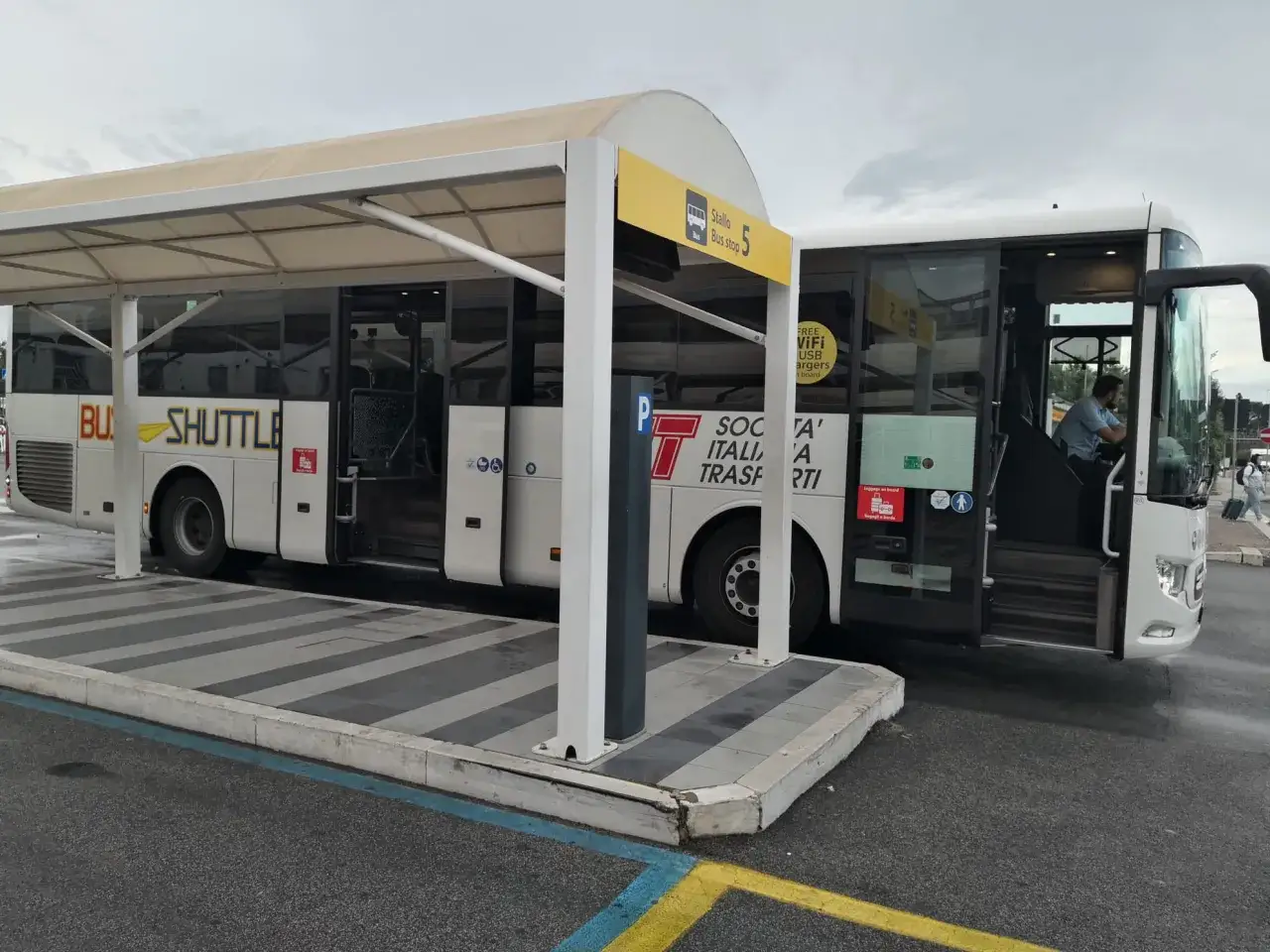 Autobus wahadłowy na przystanku 5 w Rome Ciampino. Kierowca czeka na pasażerów.