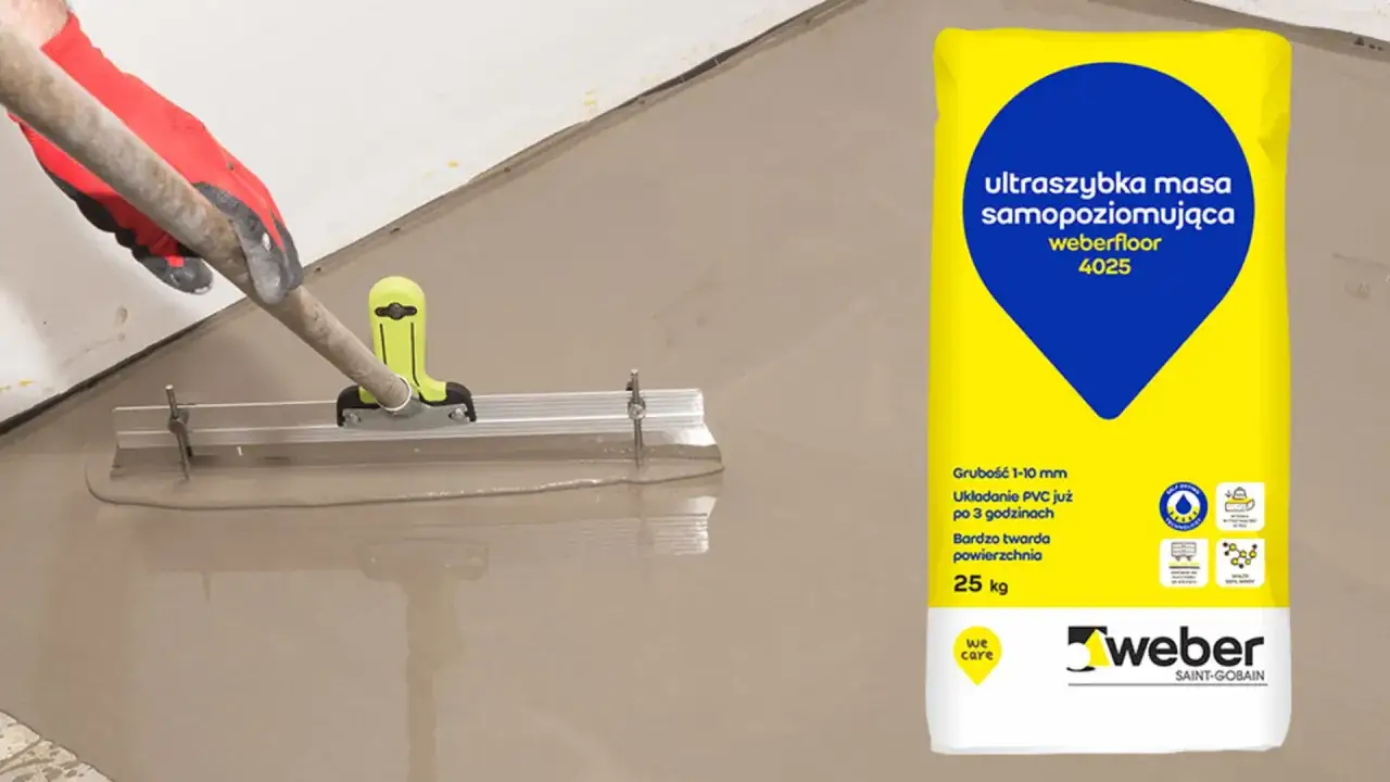 Ręka w czerwonej rękawicy rozprowadza masę wyrównującą za pomocą łaty. Obok worek z produktem.