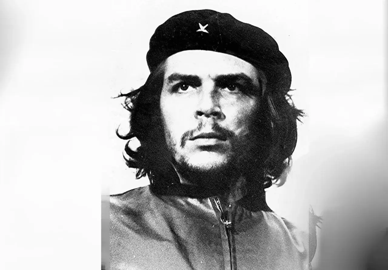 Portrait en noir et blanc de Che Guevara, coiff&eacute; d'un b&eacute;ret orn&eacute; d'une &eacute;toile. Son regard intense et sa barbe esquissent le portrait d'un homme dont la mort a marqu&eacute; l'histoire.