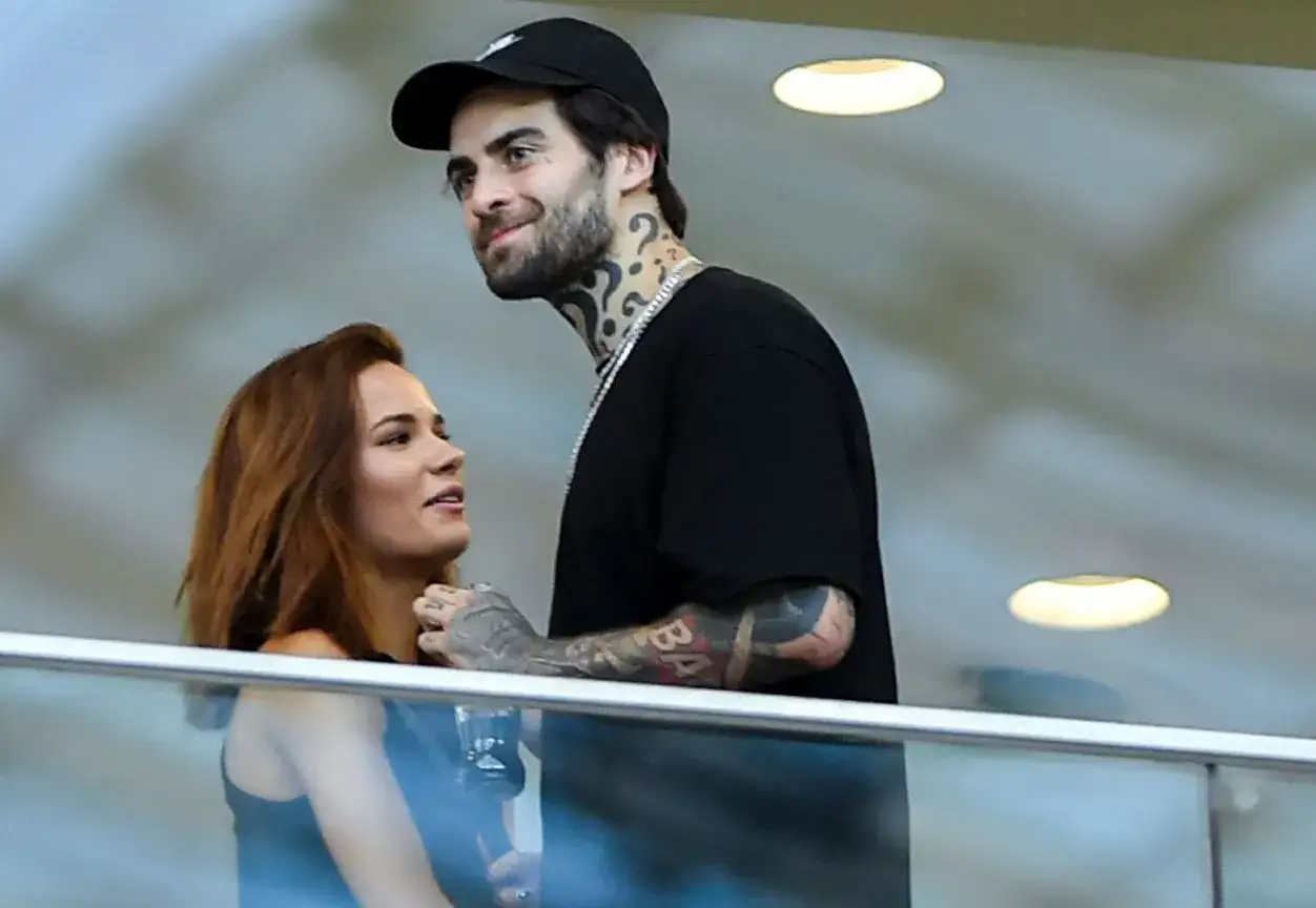 Natalia Szroeder i Quebo, para artystów, spędzają czas razem, uśmiechając się do siebie.