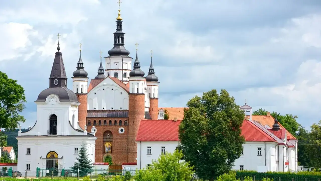 Monaster Zwiastowania NMP w Supraślu, jedna z głównych supraśl atrakcji, z charakterystycznymi wieżami i ceglaną architekturą.