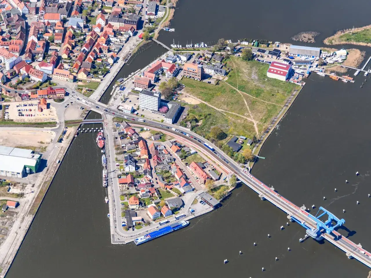Luftaufnahme von Wolgast Hafen mit Br&uuml;cke, Schiffen und Geb&auml;uden.