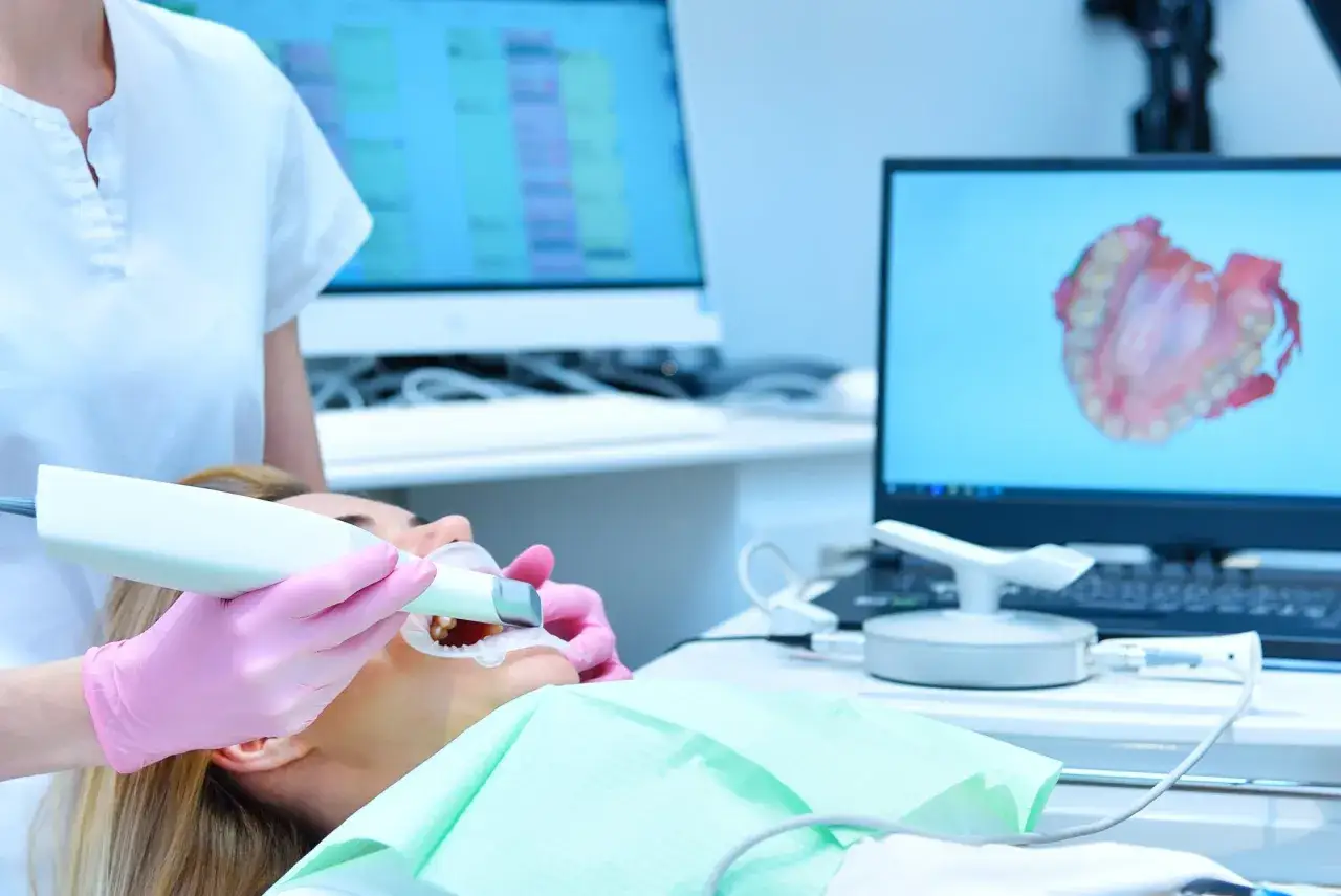 Dentista usa scanner 3D per creare un modello digitale dei denti, passo fondamentale per la realizzazione di clear aligners personalizzati.