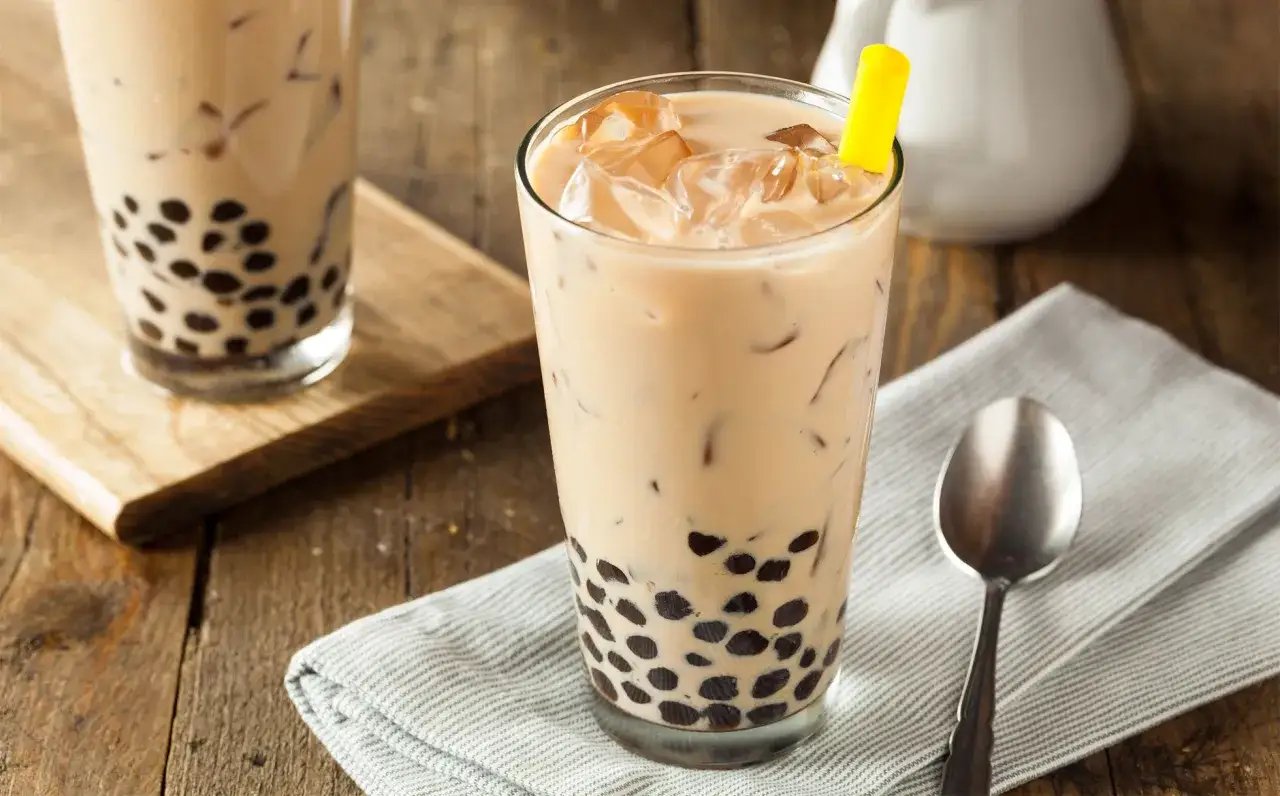 Czy bubble tea jest zdrowe? Ten napój z tapioką i lodem wygląda kusząco, ale jego zdrowotność zależy od składników.