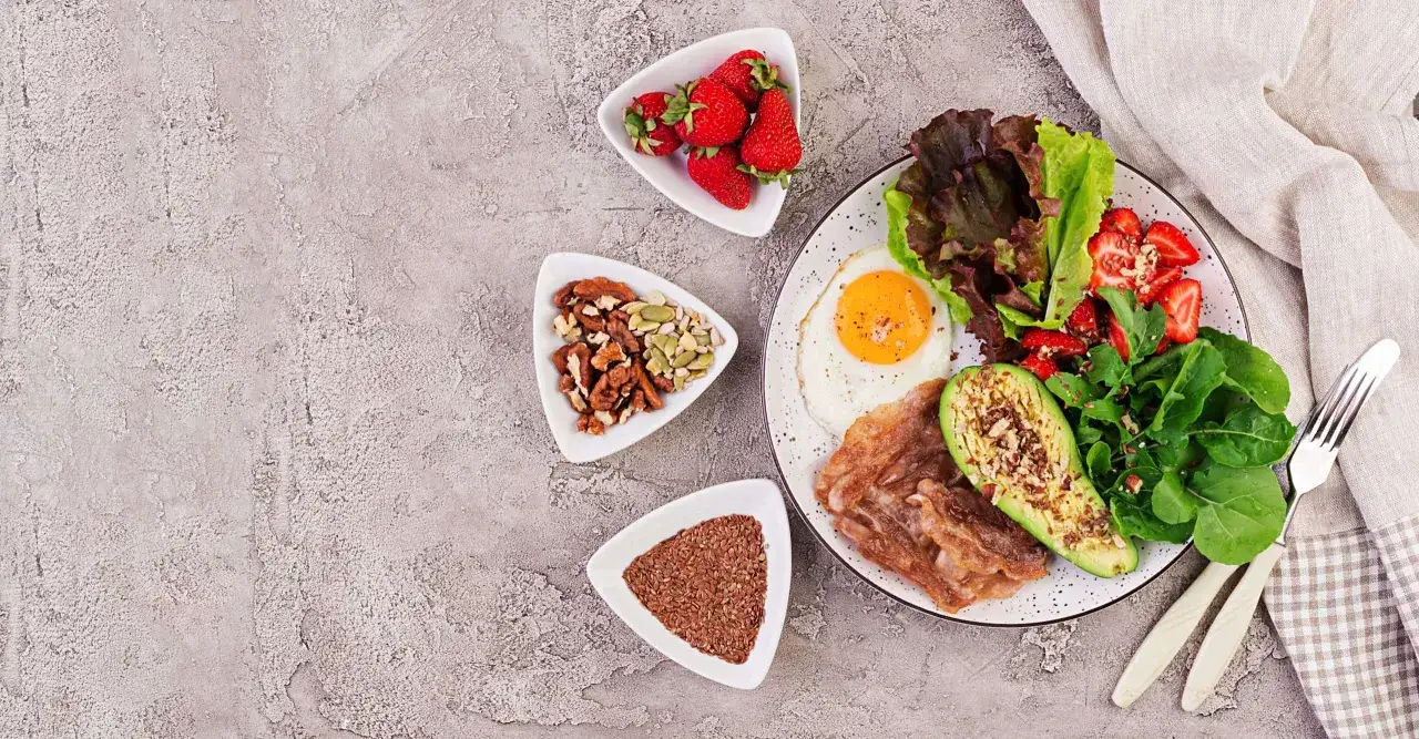 Zdrowa dieta z jajkiem, awokado, truskawkami i orzechami. Czy hashimoto skraca życie? Zbilansowane posiłki mogą pomóc w łagodzeniu objawów.