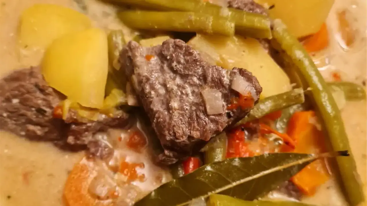 Herzhaftes Gulasch mit Kartoffeln, gr&uuml;nen Bohnen und Karotten, verfeinert mit Lorbeerblatt f&uuml;r die volle Wirkung.