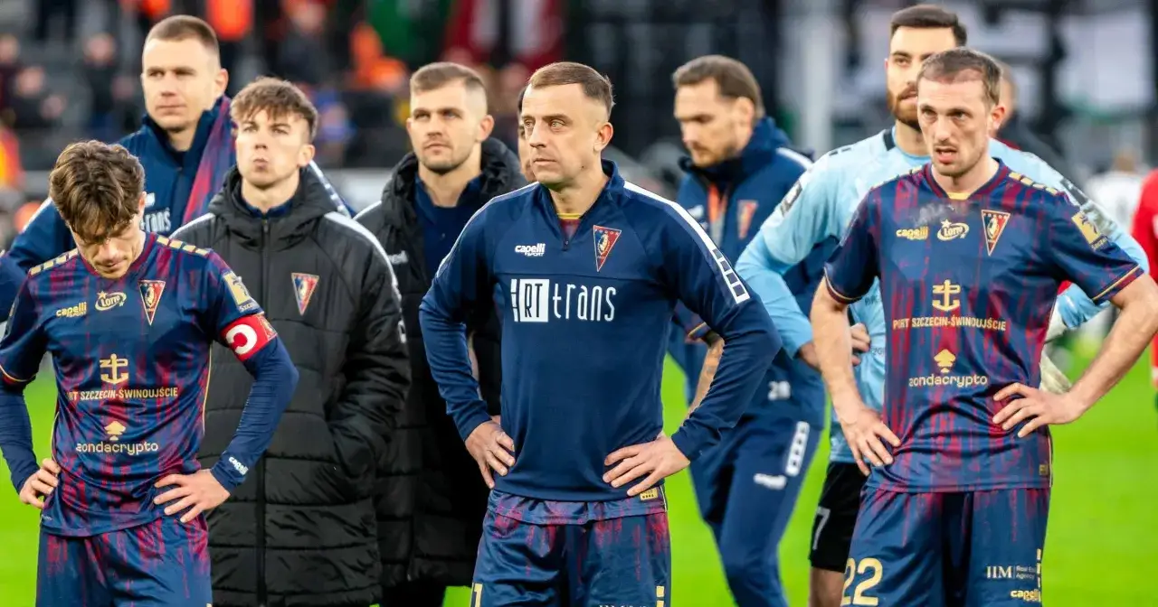 Piłkarze Pogoni Szczecin w nowych strojach, czekają na transfery.