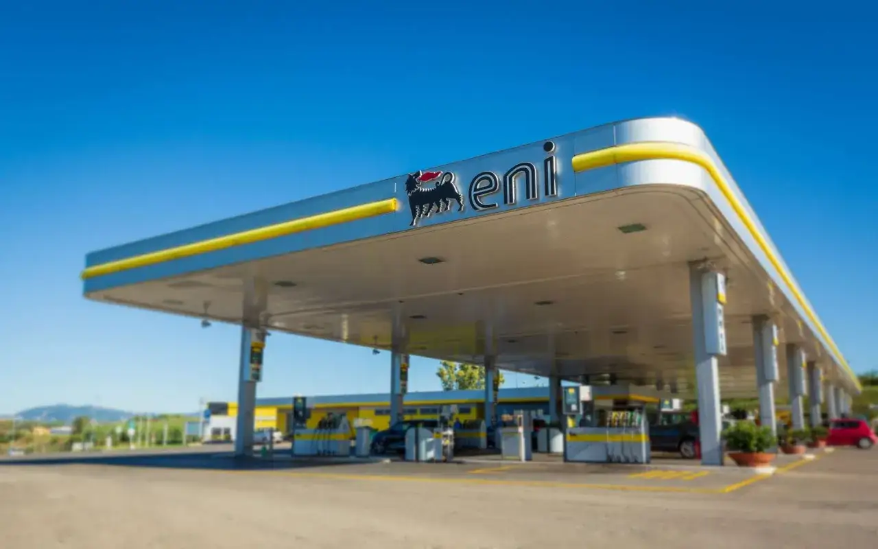 Stazione di servizio Eni con il logo del cane a sei zampe. Le pompe di benzina sono pronte per il rifornimento, con la possibilit&agrave; di pagare tramite Telepass.