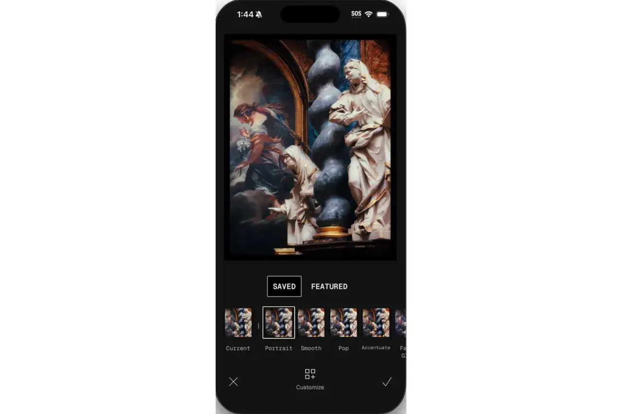 Interfaccia di un'app per fotografie con un'opera d'arte classica. Opzioni di modifica come