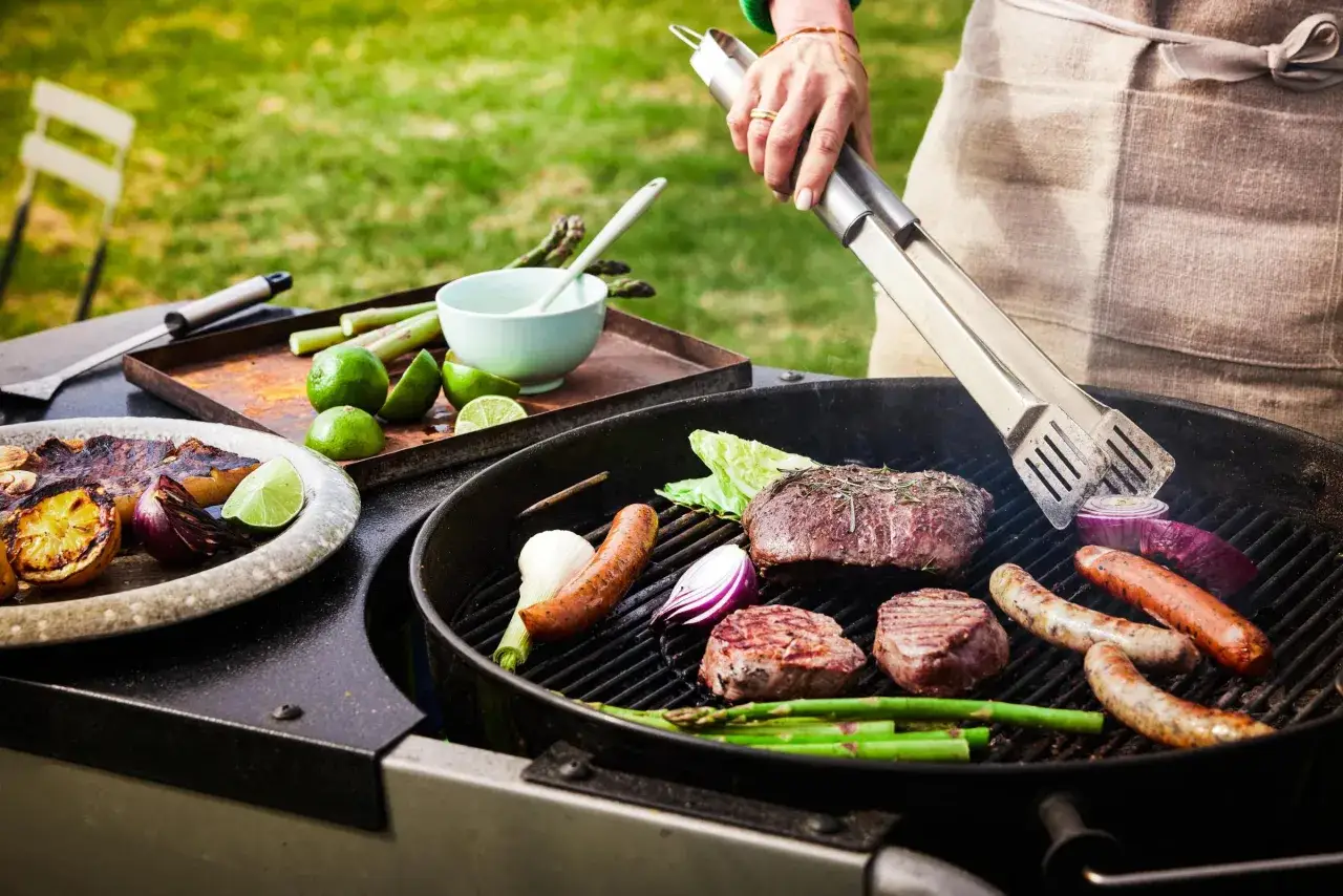 Grillning av kött, korv och grönsaker. Perfekt för grymma grillrecept i sommarsolen.