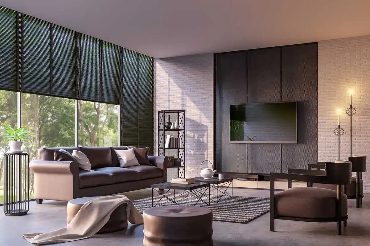 Sal&oacute;n moderno con sof&aacute; de cuero, mesa de centro geom&eacute;trica y persianas domotizadas que controlan la luz natural.